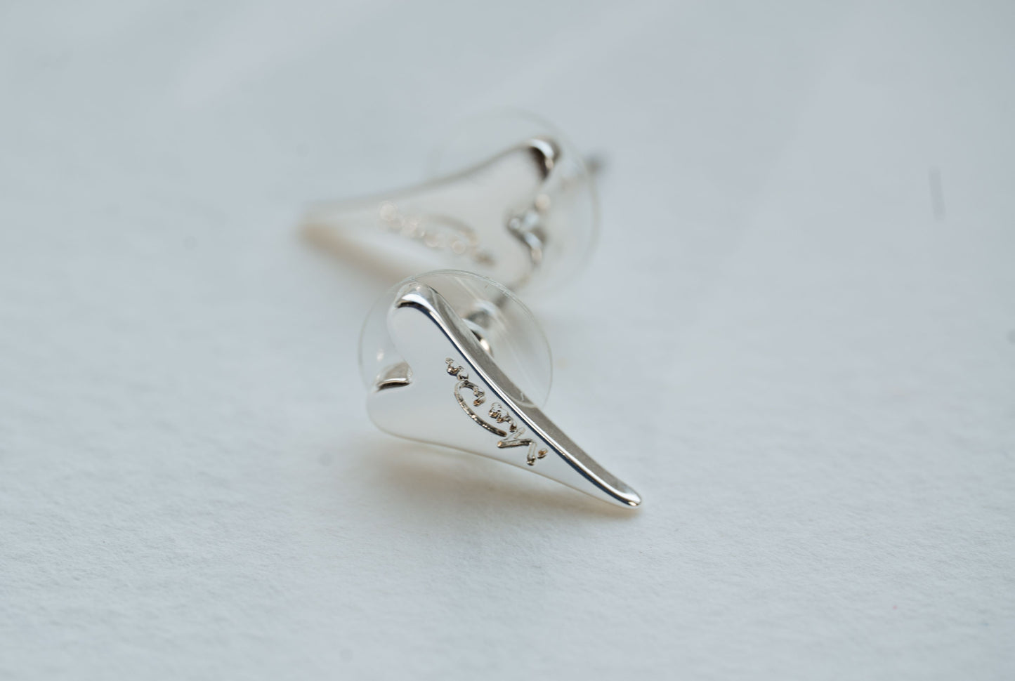 SILVER SOLID HEART STUDS EARRINGS*