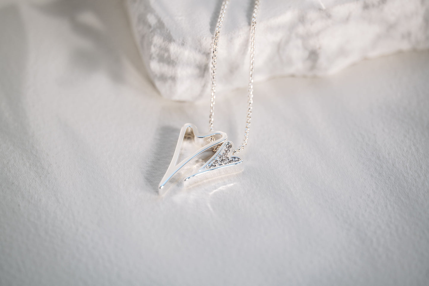 SILVER HOLLOW/DIAMANTE HEART NECKLACE*