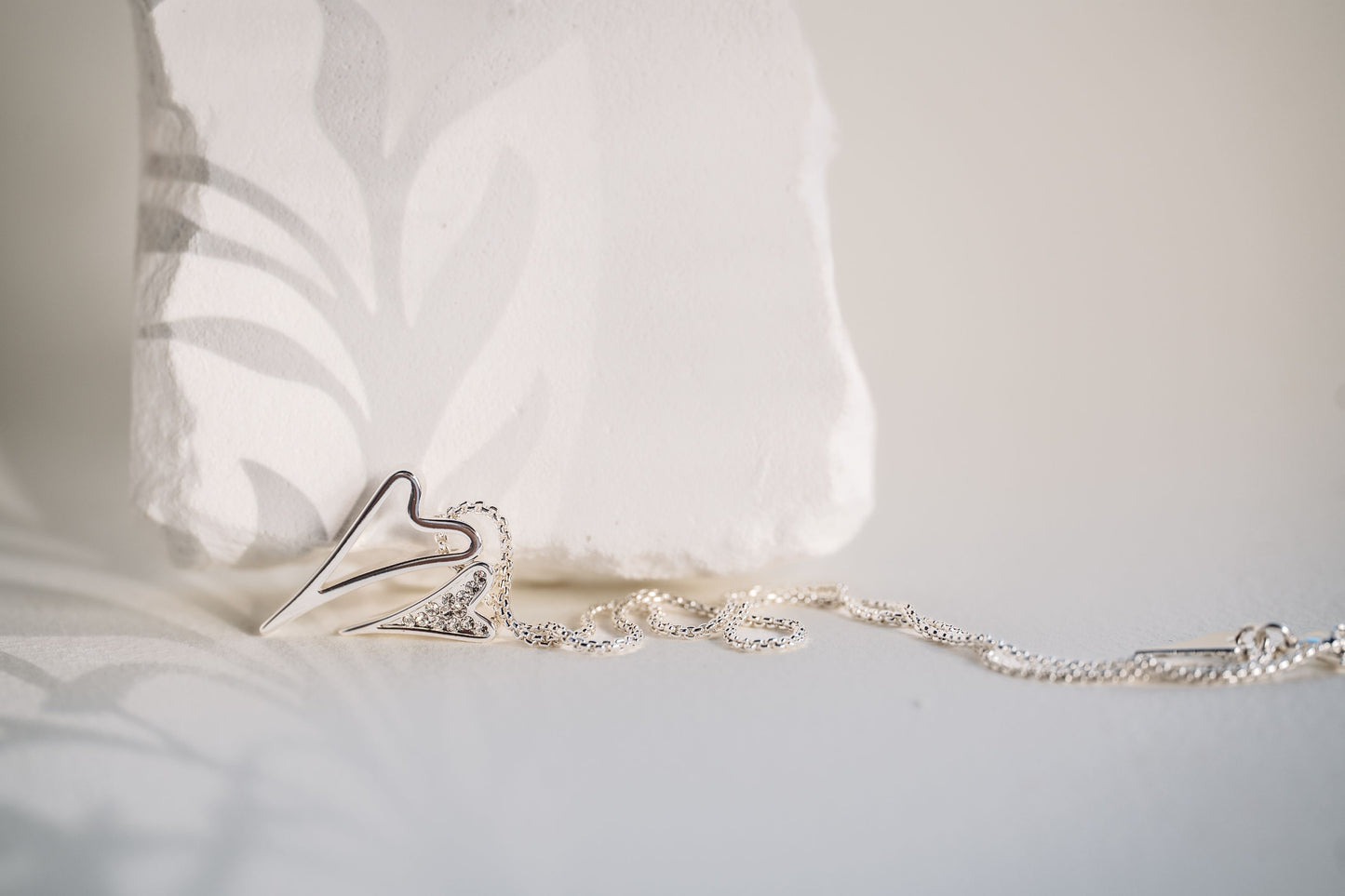 SILVER HOLLOW/DIAMANTE HEART NECKLACE*