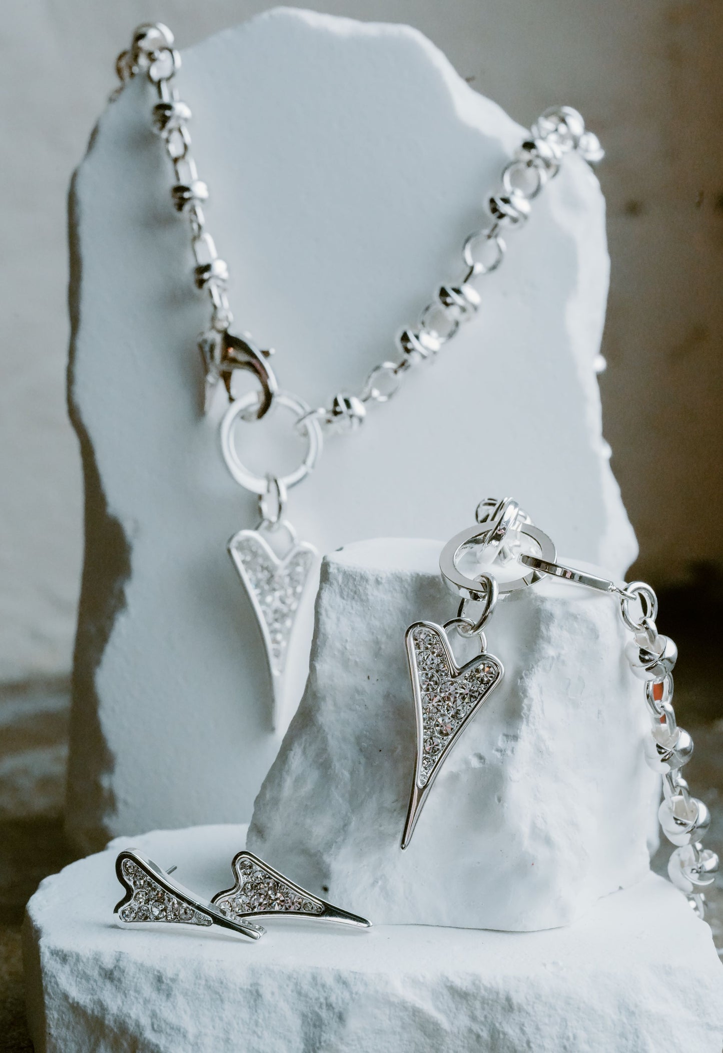 Silver 46cm Diamante Heart Knot Chain Necklace *