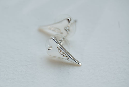 SILVER SOLID HEART STUDS EARRINGS*