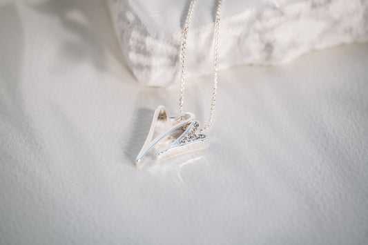 SILVER HOLLOW/DIAMANTE HEART NECKLACE*