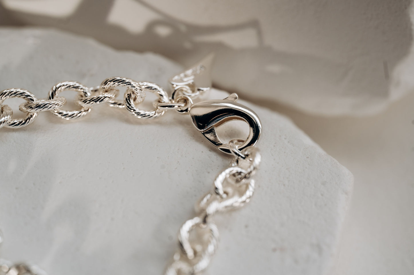 Bracelet Silver textured links chain with heart pendant