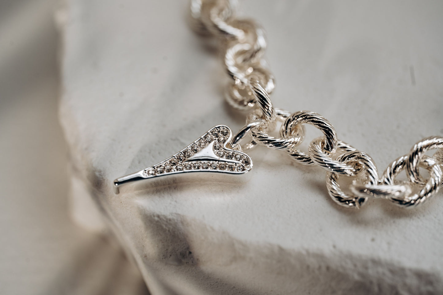 Bracelet Silver textured links chain with heart pendant